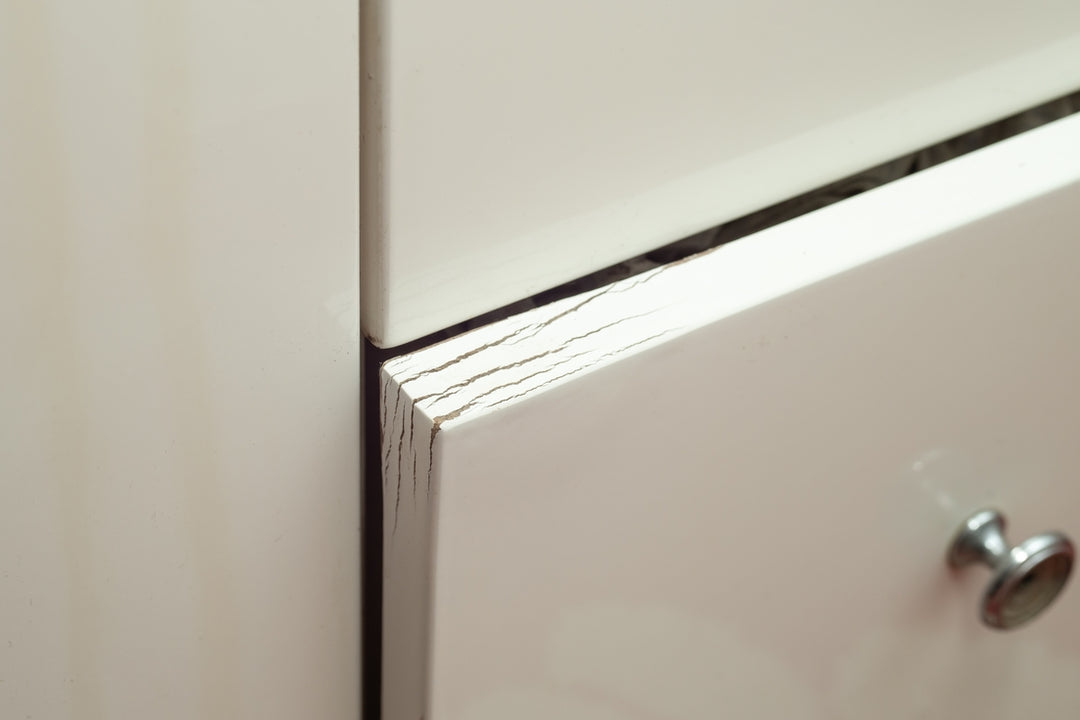 Abgenutzte Schrankkante im Büro